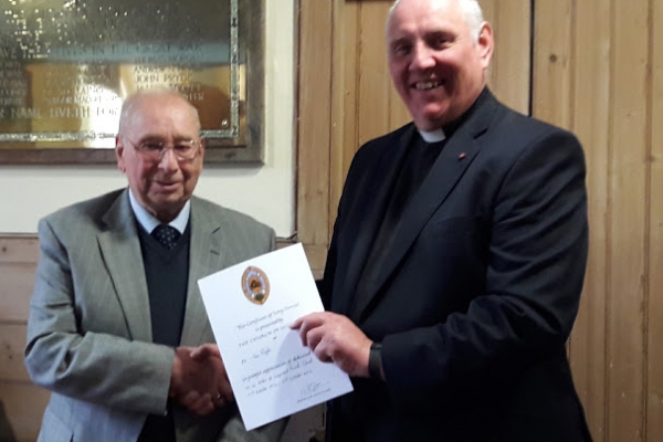 rev-dr-peter-mills-presents-mr-tom-pryde-with-a-long-service-certificate-marking-his-40-years-as-elder31DD3B2A-7E08-42DD-1812-78618647B0F3.jpg